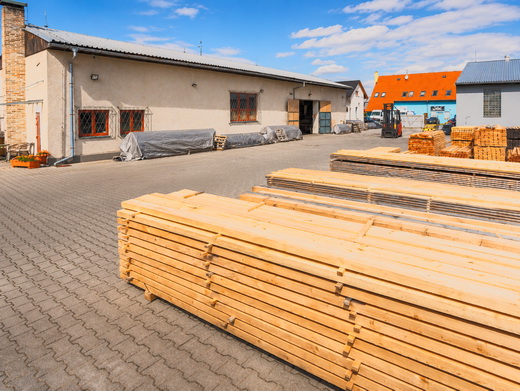 Připravené dřevo na lavičkové dílce ve skladu