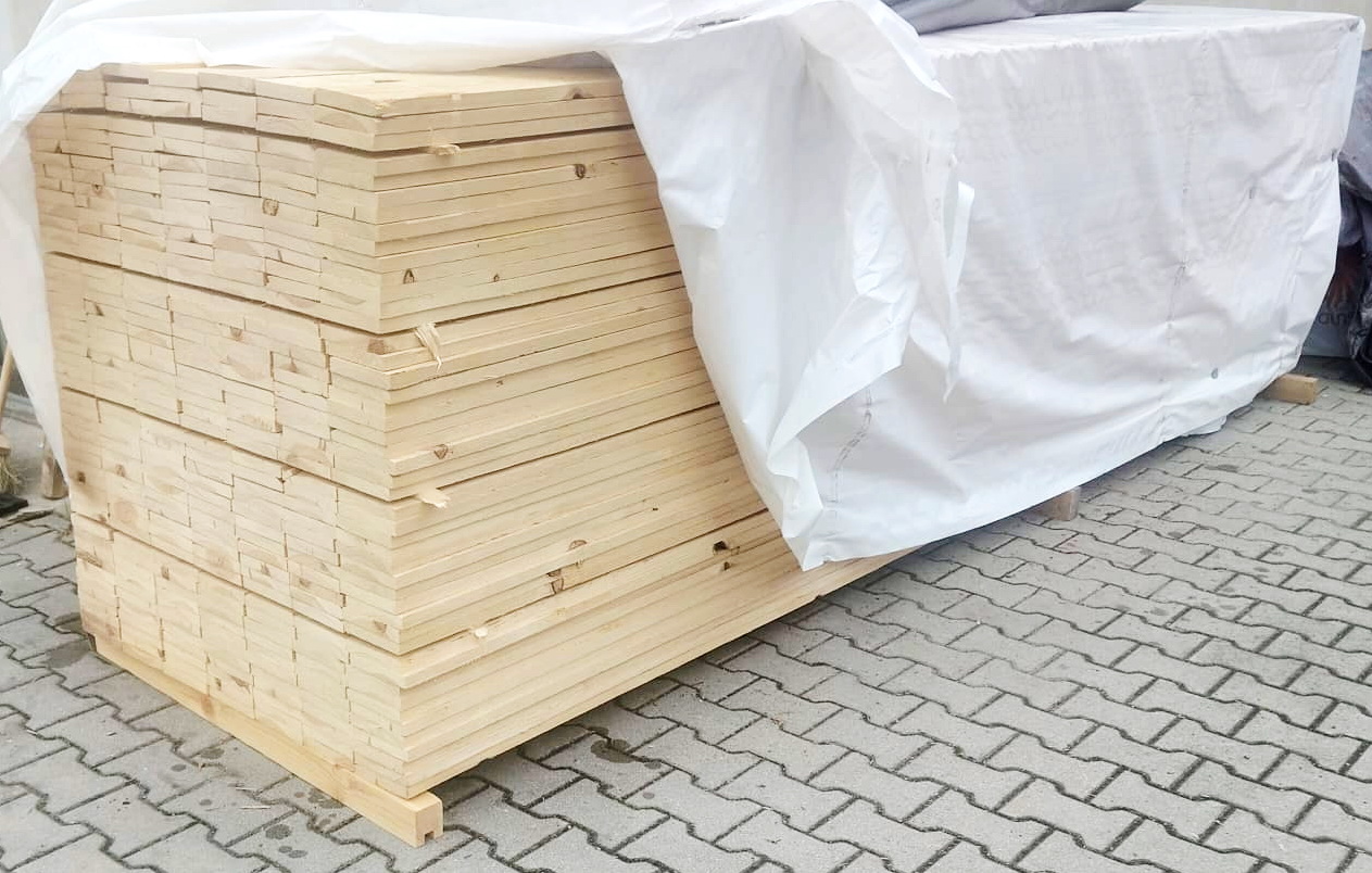 Sušená jemně řezaná borovicová prkna 23 × 142 × 4000 mm ve skladové hranici
